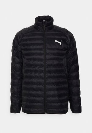 Sort dunjakke med lynlås foran, høj hals og vandret quiltet mønster. Har et lille hvidt Puma-logo på venstre bryst.