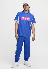 Nike Sportswear AIR - Polo shirt - game royal pink foam hyper pink