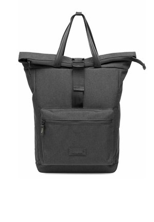 Sac à dos rectangulaire gris foncé avec une poche avant zippée, une fermeture éclair supérieure et deux bretelles avec une boucle centrale.