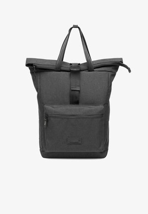 Sac à dos rectangulaire gris foncé avec une poche avant zippée, une fermeture éclair supérieure et deux bretelles avec une boucle centrale.