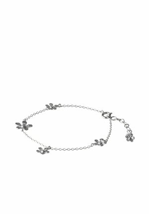 Sølvkædearmbånd med fem små blomstercharms og en rund lås, vist på en hvid baggrund.
