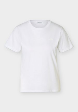 Lihtne valge lühikeste varrukatega ümara kaelusega T-särk väikese peene logoga vasakul rinnal, esitletud valgel taustal.