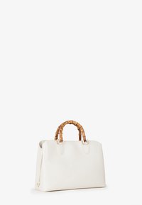 Borsa a tracolla in pelle bianca con una forma strutturata, dotata di manici in bambù, accessori in tonalità dorata e chiusura con zip. Texture liscia.