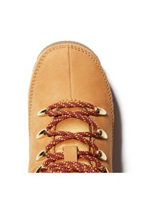 Brązowe zamszowe buty z złotymi oczkami, bordowymi i złotymi sznurówkami oraz widocznym szwem wzdłuż palców i boków.