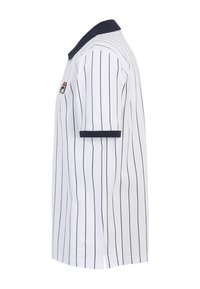 Valkoinen polo-paita, jossa on pystysuorat mustat raidat, tummansininen kaulus, lyhyet hihat ja sivuhalkiot. Vasemman rinnan kohdalla pieni logo.