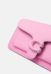 COACH COVERED CLOSURE TABBY CHAIN - Torba čez telo - vivid pink