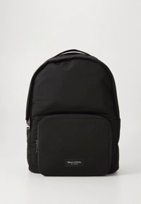 Schwarzer Nylon-Rucksack mit abgerundeter Form, vorne mit Reißverschlusstasche, Logolabel und gepolsterten Schultergurten für Komfort. Minimalistisches Design.
