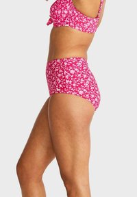 Rosa blommig högmidjad bikiniunderdel i stretchig tyg, med en liten märke och en figurnära design med ett mönster över hela.