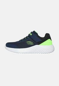 Scarpe sportive blu con tomaia in rete, dettagli in verde neon e suola bianca testurizzata. Presenta una cinghia in velcro e lacci per una vestibilità sicura.