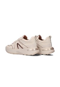 Sneaker beige con una finitura testurizzata, caratterizzate da un accento marrone, suola spessa e design con ritagli. Comprensive di lacci e strap.