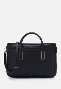 Bolso de mano negro hecho de material texturizado, con un fondo liso, asas superiores, una correa larga y ajustable, y acentos en tono dorado.
