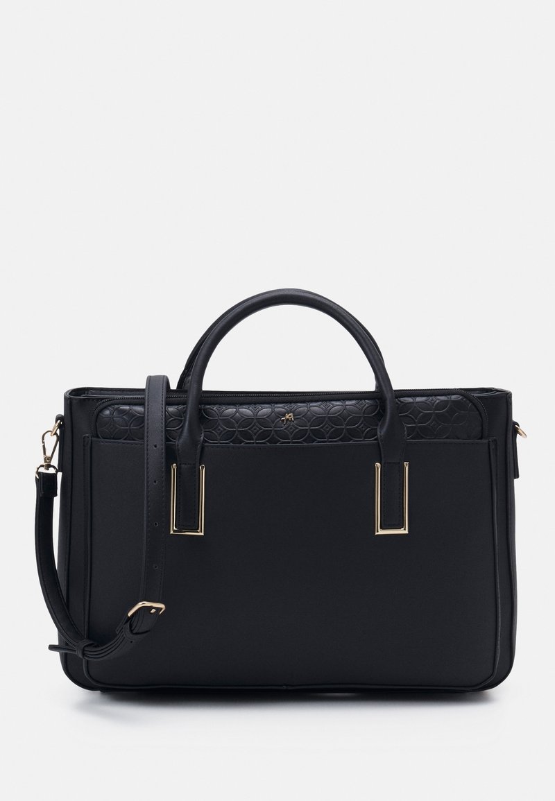 Bolso de mano negro hecho de material texturizado, con un fondo liso, asas superiores, una correa larga y ajustable, y acentos en tono dorado.