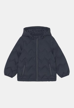 Veste rembourrée bleue marine avec capuche, fermeture éclair, poignets élastiques et deux poches latérales. Présente une texture matelassée avec un motif en diamant.
