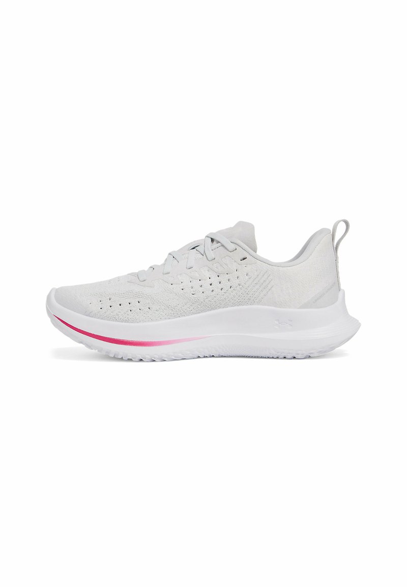 Zapatilla deportiva blanca con parte superior texturizada, diseño con cordones y raya de acento rosa en la entresuela. Presenta una suela acolchada y un lazo de tela.