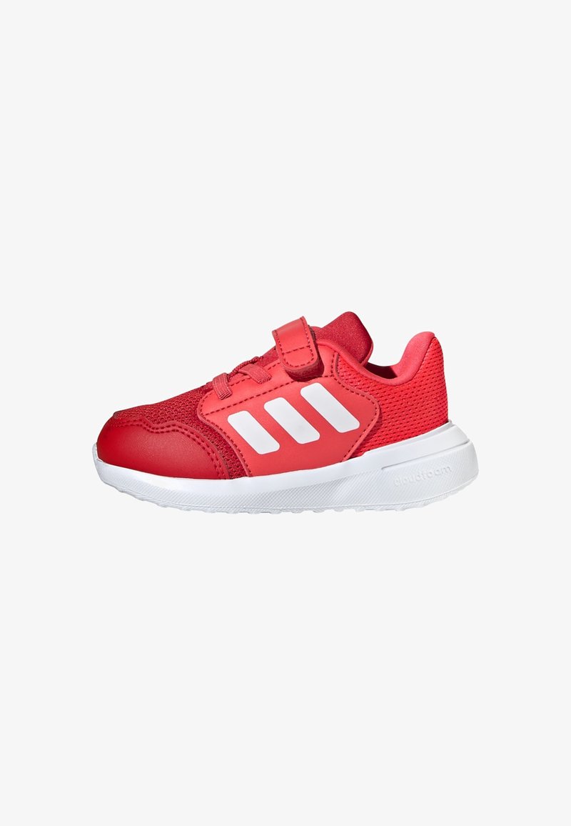 Roter Sportschuh mit Obermaterial aus Mesh und Synthetik, ausgestattet mit einem weißen drei-streifigen Design, Klettverschluss und strukturiertem weißen Sohlen.