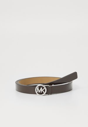 Ceinture en cuir marron avec une texture lisse, dotée d'une boucle ronde en argent avec les lettres "MK". L'extrémité est droite et pointed.