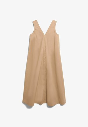 Robe beige sans manches avec encolure en V et silhouette longue ample en ligne A, présentée sur un fond blanc.