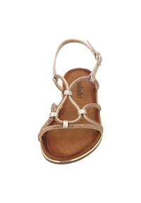 Goldfarbene Sandale mit mehreren Riemen, die ein dekoratives Diamantmuster aufweist, eine gepolsterte braune Innensohle und einen verstellbaren Knöchelriemen hat.