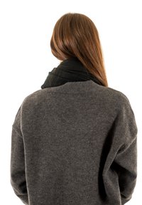 Maglione grigio in lana con una vestibilità ampia, caratterizzato da un ampio scollo. Avvolto con una sciarpa nera in tessuto texturizzato attorno al collo.