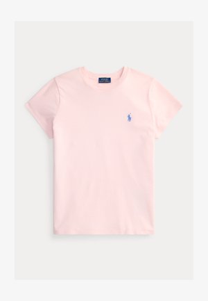 Jasnoróżowa koszulka Polo Ralph Lauren z krótkim rękawem, okrągłym dekoltem oraz małym niebieskim haftowanym logo gracza polo na lewej piersi.