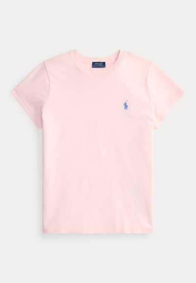 Φωτεινό ροζ κοντομάνικο T-shirt Polo Ralph Lauren με στρογγυλή λαιμόκοψη και μικρό μπλε κεντητό λογότυπο παίκτη πόλο στο αριστερό στήθος.