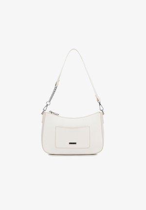 Borsa bianca strutturata con forma curva, dotata di tasca frontale e di una tracolla che combina elementi in pelle e in catena metallica.