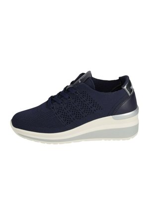 Sneaker in maglia blu navy con frontale allacciato, colletto imbottito e suola a zeppa bianca con dettagli grigi.