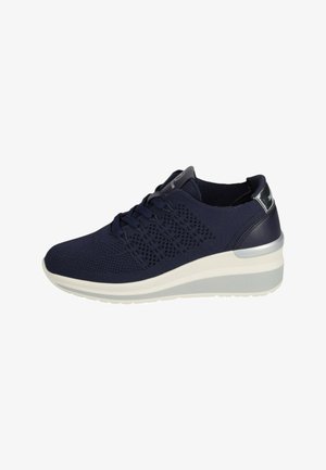 Sneaker in maglia blu navy con frontale allacciato, colletto imbottito e suola a zeppa bianca con dettagli grigi.