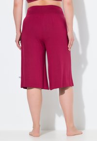 Bordeaux kleurige cropped broek met een brede elastische tailleband, basic ontwerp, gladde textuur en losse pasvorm, geschikt voor casual wear.