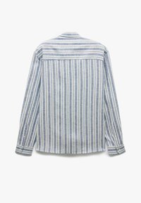 Pitkähihaisessa nappikauluspuserossa on kevyt kangas, jossa on pystysuorat sininen ja valkoinen raidoitus, suora helma ja hihansuiden yksityiskohdat.