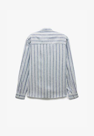 Koszula z długim rękawem, zapinana na guziki, wykonana z lekkiego materiału, z pionowymi niebieskimi i białymi paskami, prostym dołem i detalami na mankietach.
