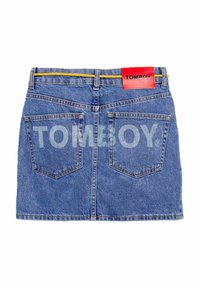 Lichtblauwe denim minirok met zichtbare stiksels, twee achterzakken en een rood label met het woord "TOMBOY" bij de taille.