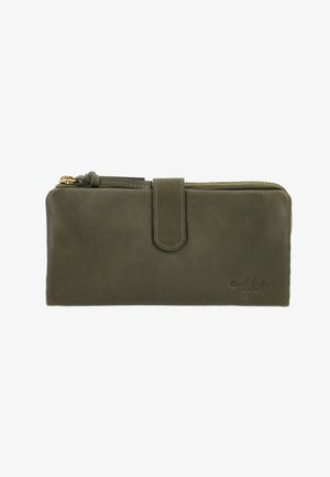 Portafoglio in pelle verde oliva con chiusura a zip, una patta frontale e una texture morbida. Presenta hardware in tonalità dorata e branding stampato.