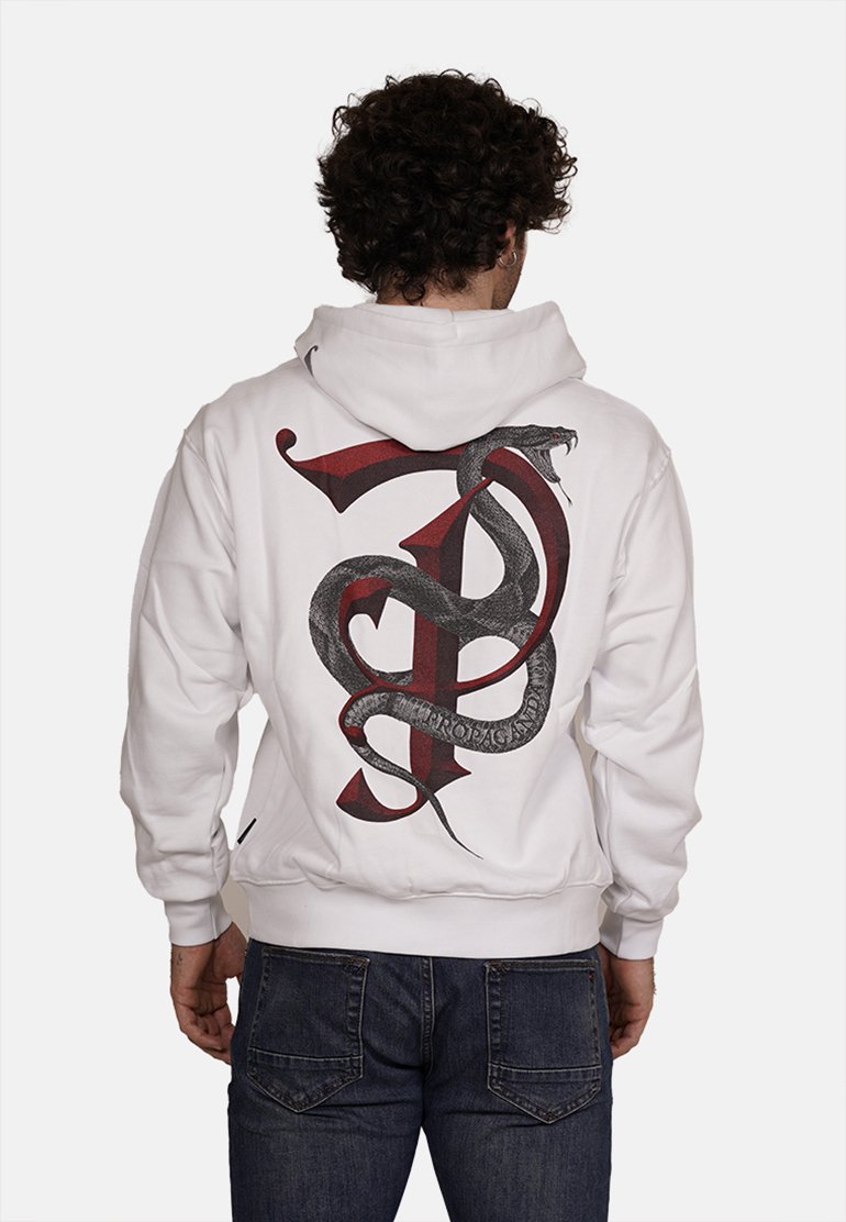 Felpa bianca con una grande grafica di un serpente nero e rosso e il design della lettera 'P' sul retro. Il materiale sembra morbido, con polsini e orlo a coste.