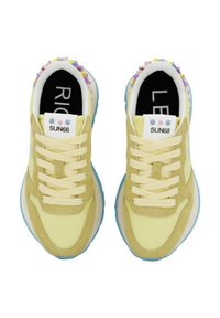 Sneaker gialli con una combinazione di suede e tessuto in rete, design con lacci e suola blu. Il tallone presenta accenti geometrici colorati.