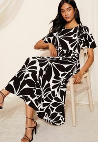 Friends Like These FLUTTER SLEEVE ROUND NECK MIDI - REGULAR FIT - Trikoomekko - mono geo