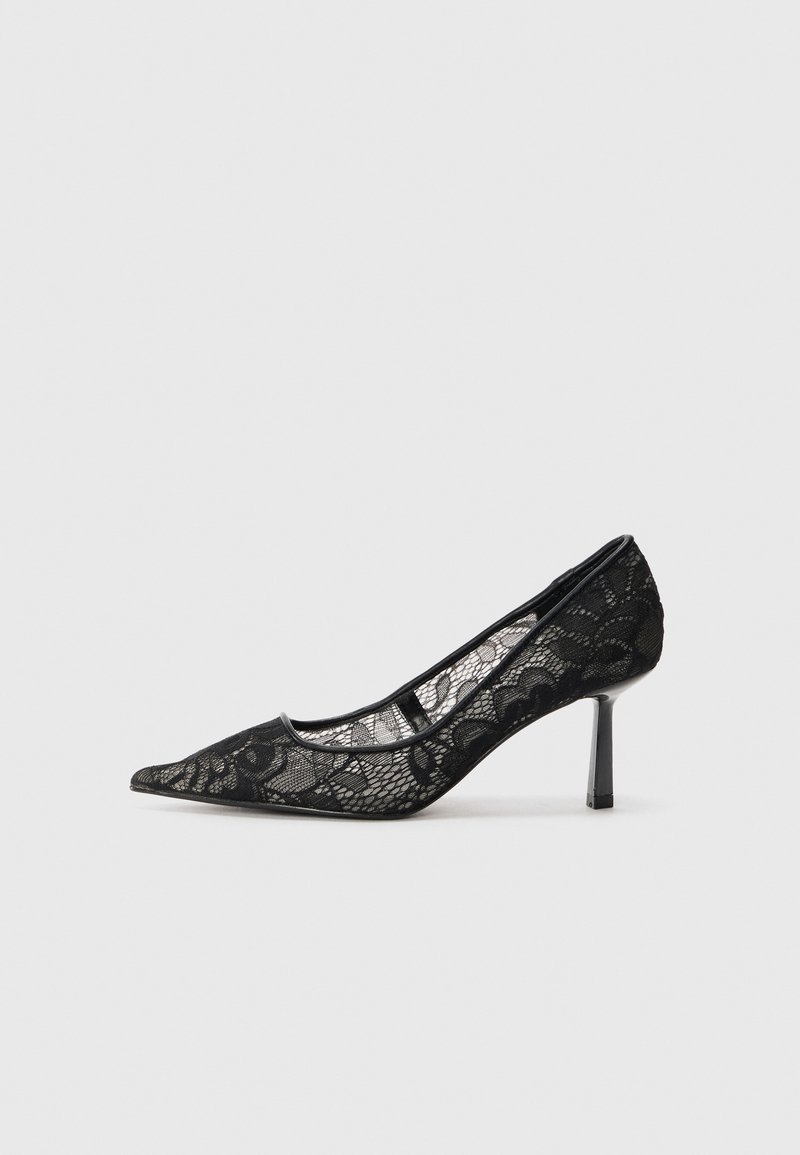Pantof de damă cu toc înalt, din dantelă neagră, cu vârf ascuțit și un design ușor transparent, având un toc stiletto subțire și o căptușeală interioară netedă.