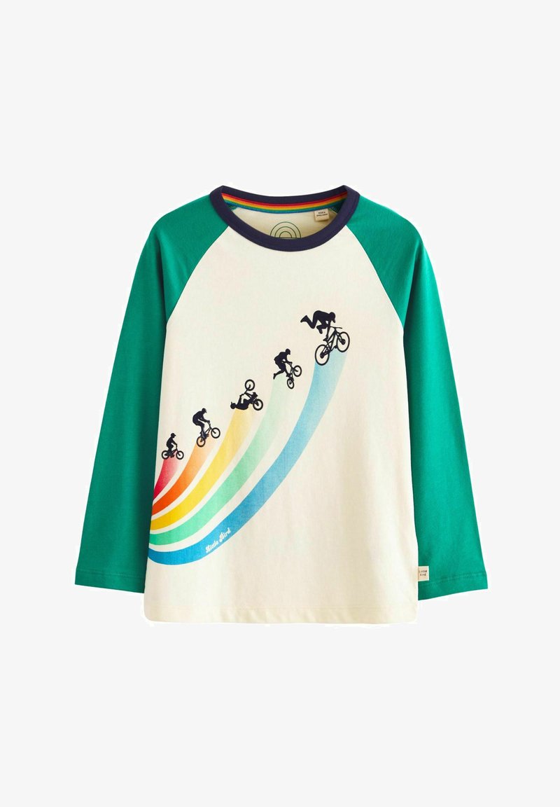 Langarmshirt mit grünen Raglanärmeln, crèmefarbenem Körper, featuring ein farbenfrohes Fahrrad-Motiv mit Silhouetten von Fahrern und geschwungenen Regenbogenstreifen.