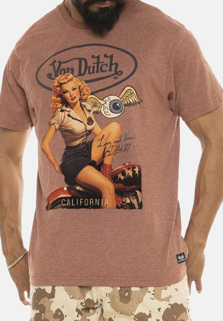 T-shirt graphique marron avec une illustration vintage d'une femme. Logo "Von Dutch" en haut, avec le texte "California" en bas. Fabriqué en mélange de coton.
