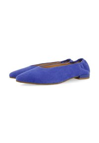 Chaussures plates en cuir suédé bleu avec un bout pointu, design minimaliste et petit talon rectangulaire. Texture douce et finition lisse.
