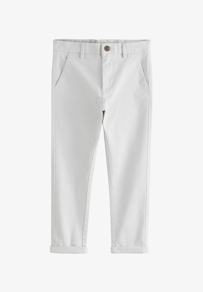 Pantalones casuales blancos con cierre de botones, presillas para cinturón, bolsillos laterales y dobladillos con puños, mostrados de frente sobre un fondo liso.