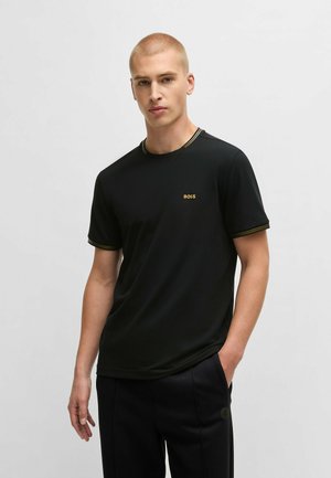 Tricou negru cu mânecă scurtă, cu logo-ul „BOSS” brodat aurit, accente galbene contrastante pe guler și mâneci, fabricat dintr-un material neted.
