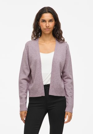 Lavenderfarbener Cardigan mit offener Vorderseite, gerippten Bündchen und Saum. Getragen über einem weißen Oberteil, kombiniert mit schwarzen Hosen. Weicher Stoff, schlichtes Design.