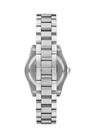 Orologio in acciaio inox con bracciale a maglie e corona visibile, mostrato da dietro con messa a fuoco sui link lucidi e spazzolati del cinturino.