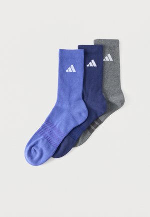Trois paires de chaussettes Adidas crew en bleu clair, bleu marine et gris, chacune avec le logo blanc de la marque près du haut du revers.