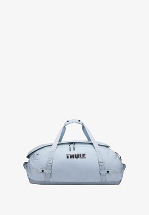 Borsa da viaggio azzurra chiara con design arrotondato, doppie cinghie, parte superiore con zip e un audace logo nero "THULE SWEDEN". Tessuto resistente con tasca laterale.