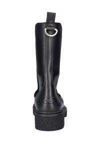 Zwarte leren kniehoog laars met een getextureerde zool, achterste trekband en een metalen accent. Heeft gecamoufleerd branding op de hak.