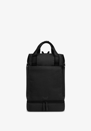 Černý batoh vyrobený z odolného materiálu, čtvercového tvaru, s horním uchem, nastavitelnými popruhy a zipovým oddílem na dně.