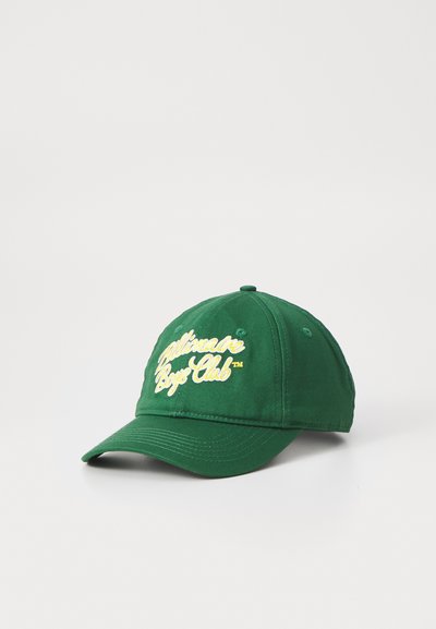 Grüne Baseballmütze mit gebogenem Schirm. Auf der Vorderseite befindet sich gelber gestickter Text "Billionaire Boys Club". Aus Baumwollmaterial.