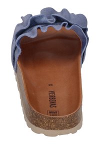 Blå mockasinsandal utan remmar med en volangdetalj på ovansidan, brun lädersula och en strukturerad korkmittsåle. Storlek 38 tryckt inuti.